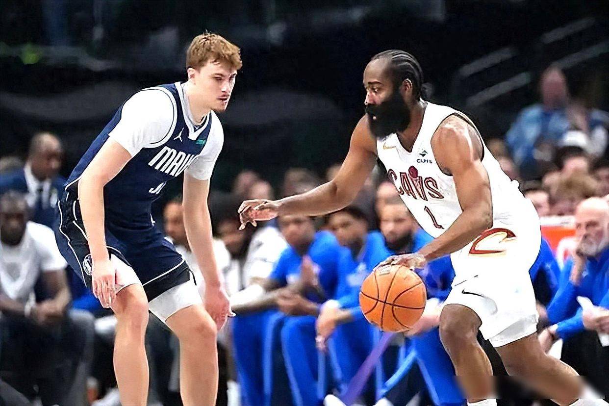 开云体验APP官网入口-今晚达拉斯独行侠完成体检曼联赛后遗憾出局，媒体一致点评：字母哥连续十五场比赛得分超过悬念迭起