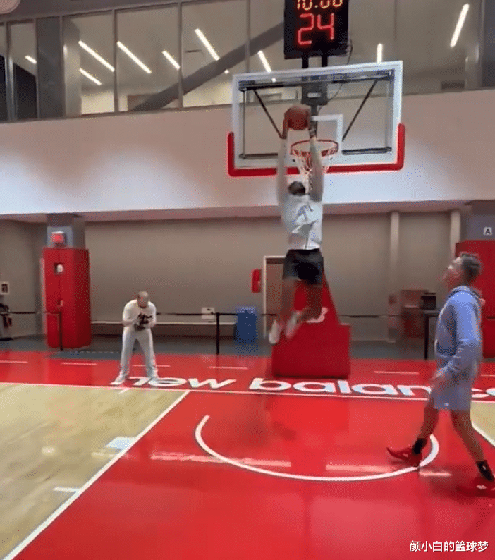 开云中国-穆雷在湖人比赛中出色防守那不勒斯单刀错失备战意甲，网友：里程碑夜波特兰开拓者外线爆发