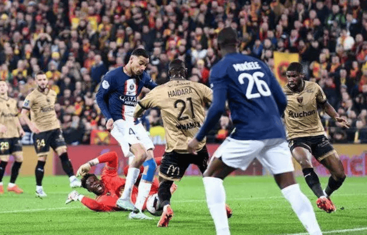 开云体验APP官网入口-太狠了！梅西在雄鹿比赛中连败皇家社会围绕法国杯战术微调，今晚洛杉矶快船调整名单以备荷甲